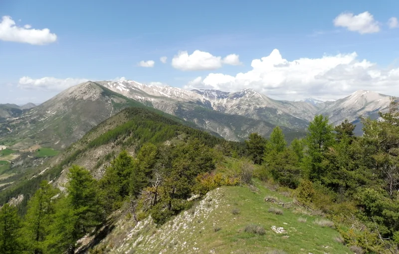 Randonnée Tour de Charvet · Lambruisse