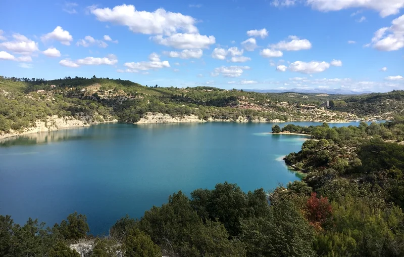 Randonnée Tour du Verdon en 5 jours (GRP® TDV) : le Tour du lac d'Esparron · Gréoux-les-Bains