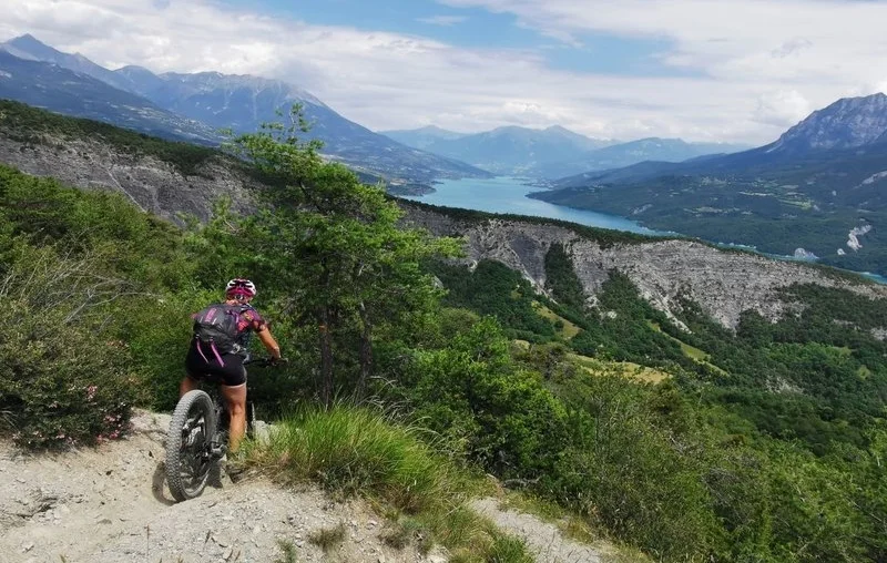 VTT Tour du lac de Serre-Ponçon à VTTAE en 4 jours · Embrun