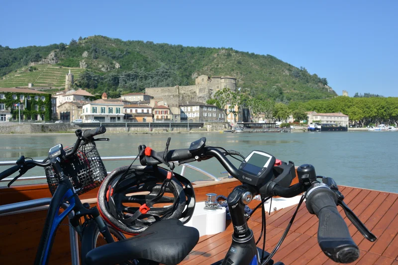 Vélo de route vélo et canotiers · Tain-l'Hermitage