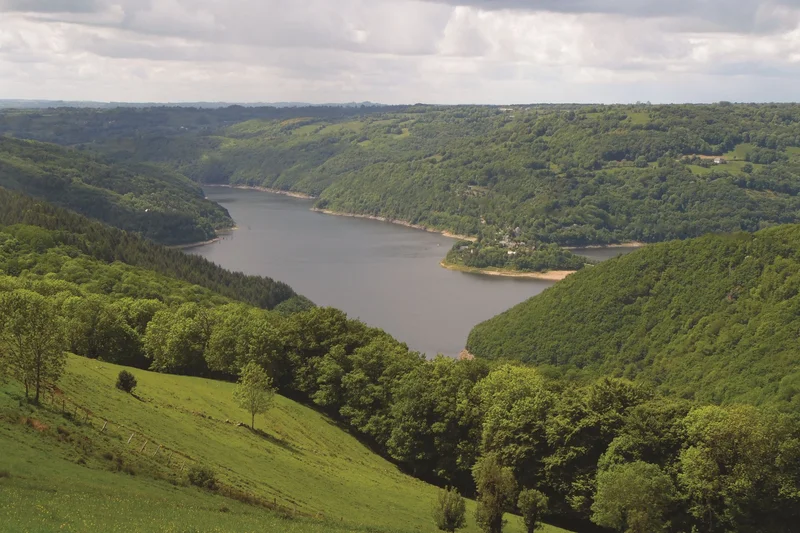 Randonnée Les berges du lac de Sarrans · Cantoin