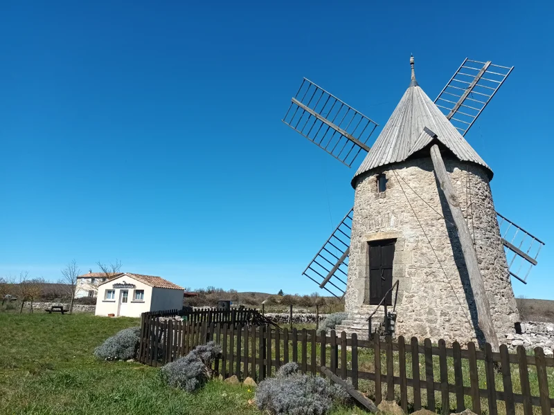 Randonnée GR® de Pays Tour du Larzac Méridional - Tour du Pays d'Alajou · Le Caylar