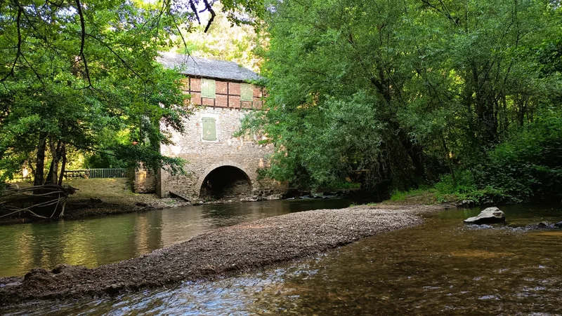 Randonnée La comtale : entre pierre et rivière · Montrozier