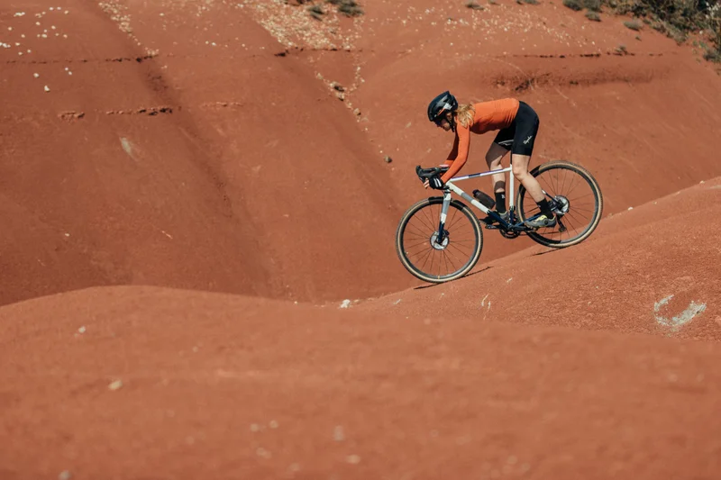 Vélo de route Gravel N°21 - La traversée des terres rouges · Montlaur