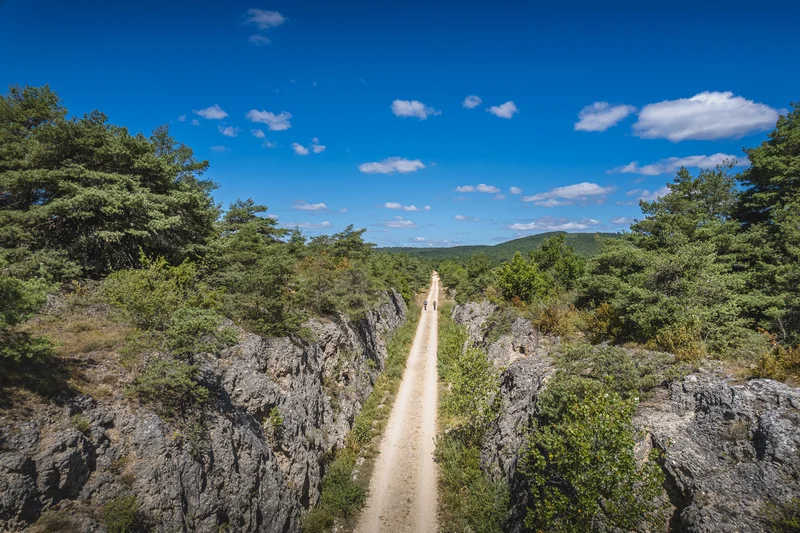 Vélo de route Gravel N°14 - Sur les traces de l'ancienne voie ferrée du Larzac · L'Hospitalet-du-Larzac