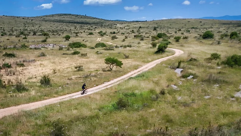 Vélo de route Gravel N°27 - Rando sur le Causse du Larzac · Le Caylar