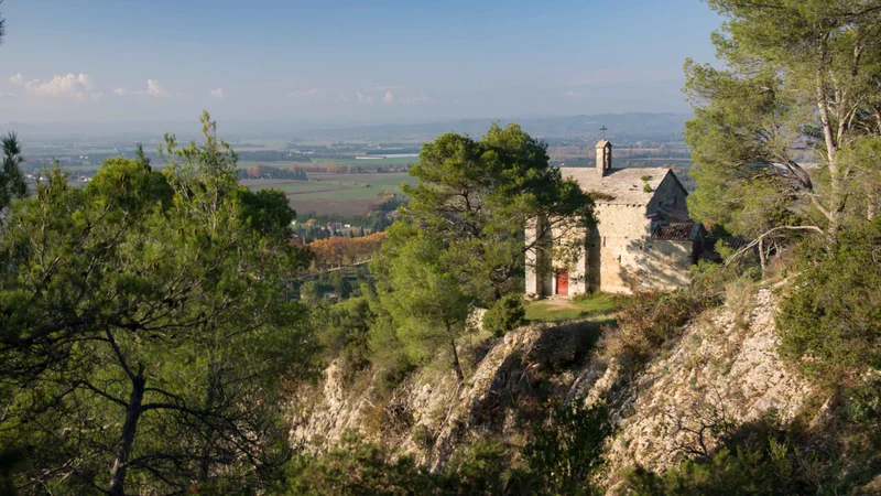 Randonnée SAINT-ÉTIENNE-DU-GRÈS - De la cabane du Garde à Notre-Dame du Château · Saint-Étienne-du-Grès