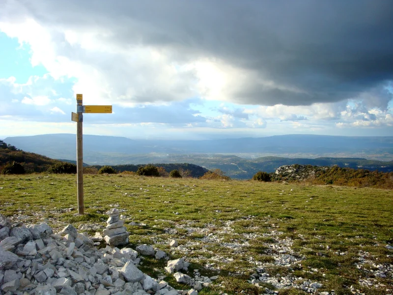 Randonnée LOURMARIN - Combe des Cavaliers et Pelat de Buoux · Lourmarin