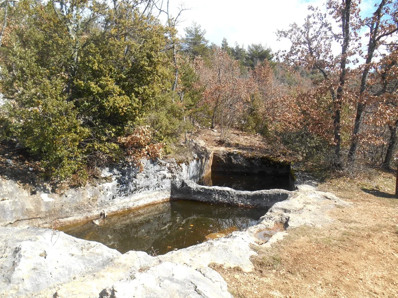 Randonnée SAINT-SATURNIN-LÈS-APT - Sur le sentier des Aiguiers · Saint-Saturnin-lès-Apt