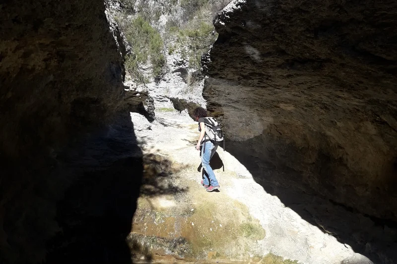Randonnée GORDES - MURS - Véroncle, par ses entrailles ! · Gordes