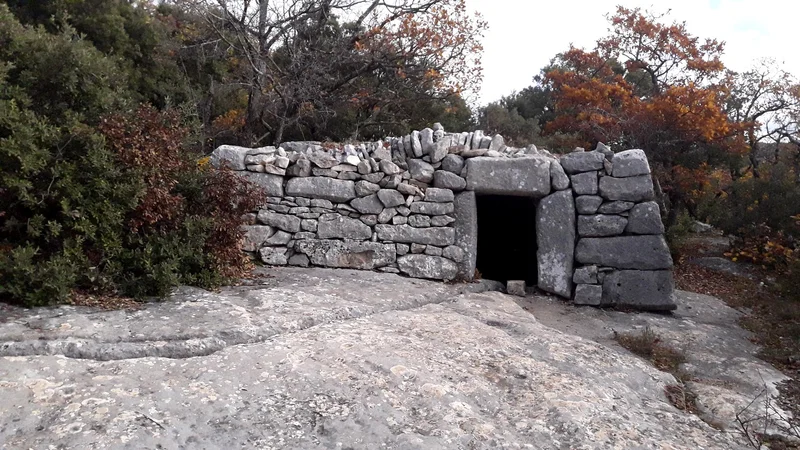 Randonnée SAINT-SATURNIN-LÈS-APT - Sentier des Aiguiers · Saint-Saturnin-lès-Apt