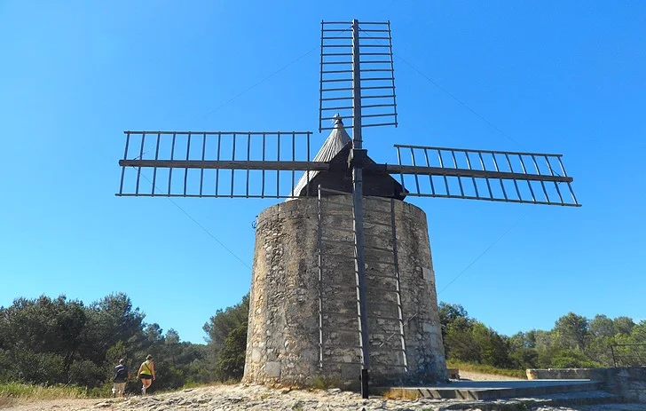 Randonnée FONTVIEILLE - Le sentier des Moulins de Daudet · Fontvieille