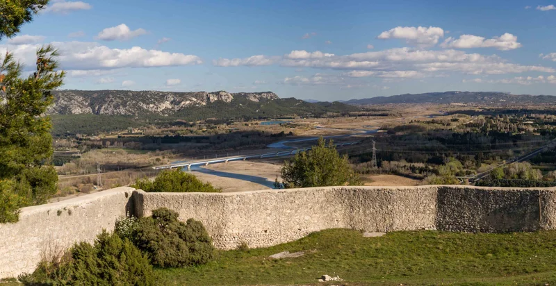 Randonnée ORGON - Le sentier de la Pierre · Orgon