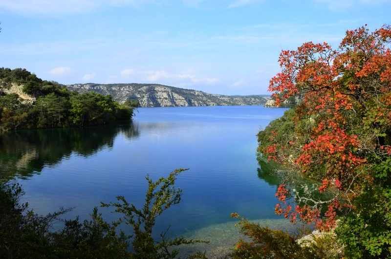 Randonnée GREOUX-LES-BAINS - Le Tour du lac d'Esparron · Gréoux-les-Bains
