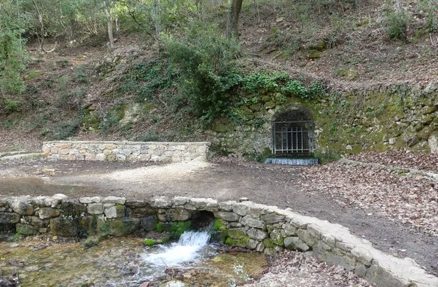 Randonnée SAINT-ZACHARIE - La forêt du Défens par la piste de l'eau · Saint-Zacharie