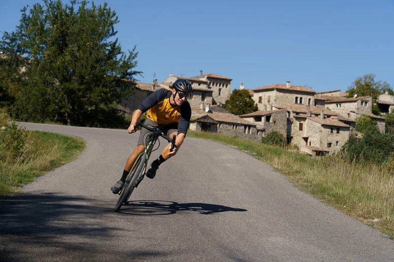 Vélo de route REVEST-DES-BROUSSES - À vélo entre les sources du Largue et du Calavon · Revest-des-Brousses