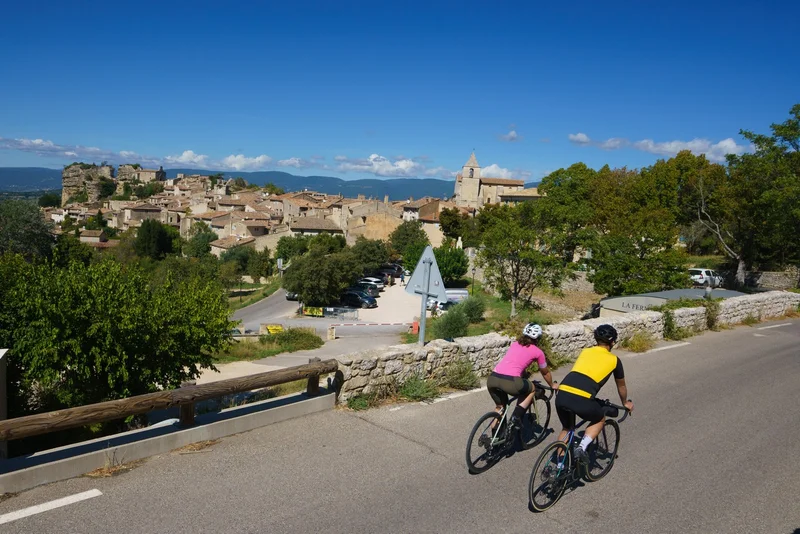Vélo de route APT - Le plateau des Claparèdes à vélo · Apt