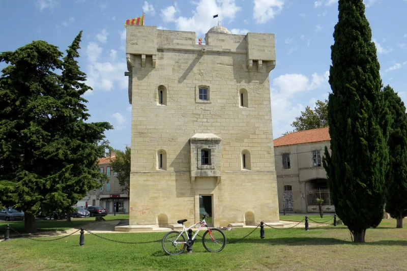 Vélo de route PORT-SAINT-LOUIS-DU-RHÔNE - La ville entourée d'eau à vélo · Port-Saint-Louis-du-Rhône