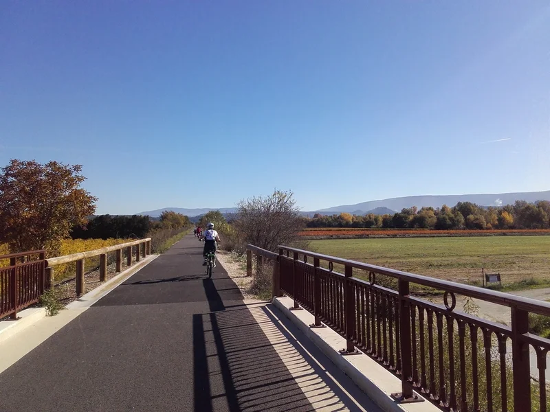 Vélo de route MAUBEC-COUSTELLET - Les villages perchés à vélo · Maubec