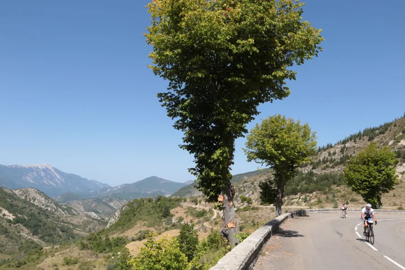 Vélo de route MONTBRUN-LES-BAINS - Circuit des châteaux à vélo · Montbrun-les-Bains