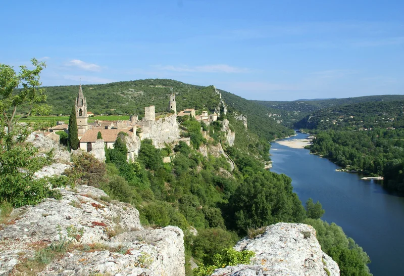 Randonnée Randonnée Le Rocher de Castelviel · Aiguèze