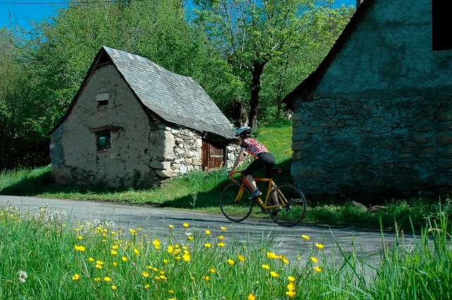 Vélo de route Le col de Couraduque, par la vallée d'Estaing · Argelès-Gazost