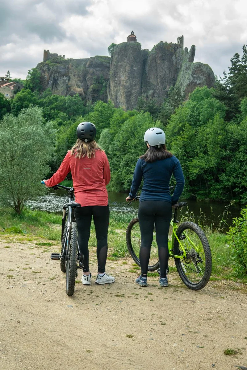 Randonnée PR154 La roche des Bonnes-Dames dans le bois · Arlempdes
