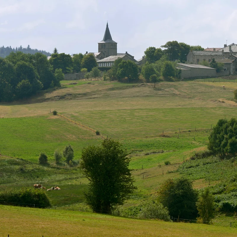 Randonnée PR134 Pélinac : le chemin des croix · Saint-Jeures