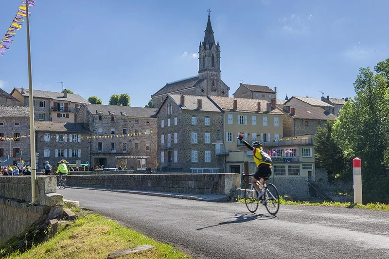 Vélo de route 36 - Panoramas, sucs et forêts · Tence