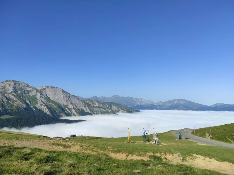Randonnée GRP® Tour de la Vallée d'Ossau - Etape Granges du Dès - Col d'Aubisque · Béon