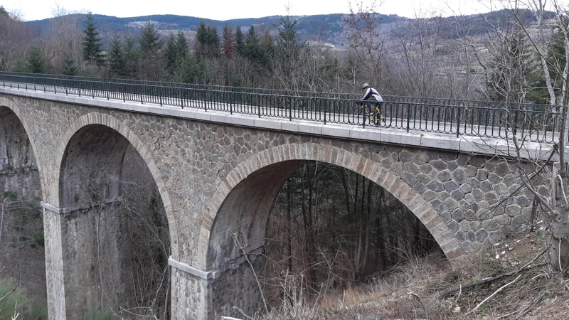 Vélo de route La vallée de la Déôme et l'ancienne voie ferrée · Bourg-Argental