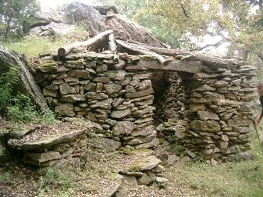Randonnée Laroque - Roc del Migdia - Dolmen de la Balma del Moro par les Cabanes de Mataporcs · Laroque-des-Albères
