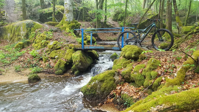 VTT Circuit n°25 - Le barrage de la Muratte - Espace VTT-FFC Massif des Bois Noirs · Saint-Victor-Montvianeix