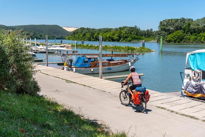 Vélo de route ViaRhôna à vélo - Étape 16 - Viviers / Bourg-St-Andéol > Pont-St-Esprit · Châteauneuf-du-Rhône