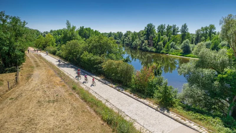 Vélo de route Via Allier (V70) - Section du département de l'Allier · Lurcy-Lévis