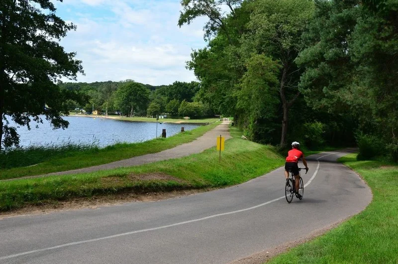 Vélo de route Balade en forêt de Tronçais · Ainay-le-Château