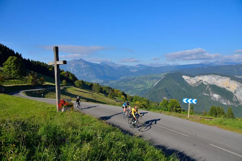 Vélo de route Boucle cyclotouristique "Découverte du Reposoir, du col de Romme et de Nancy-sur-Cluses" (Boucle Histoire) · Cluses
