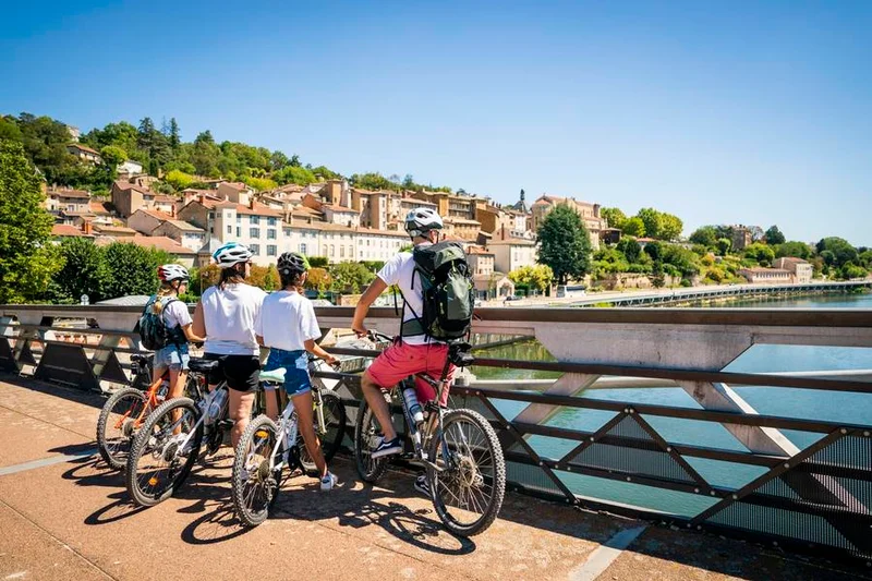 Vélo de route La Voie Bleue® Moselle Saône à vélo - Étape Trévoux - Lyon · Trévoux