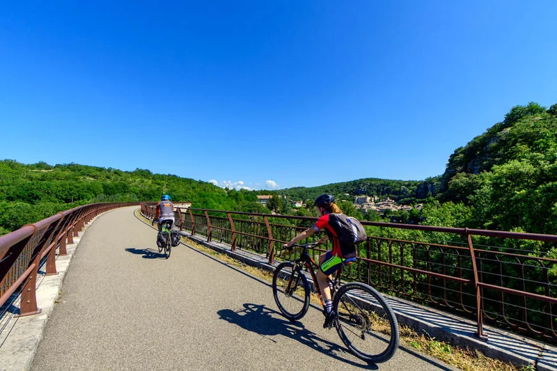 Vélo de route A vélo sur la Via Ardèche de Aubenas à Gagnières · Aubenas