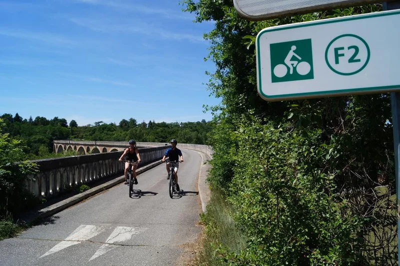 Vélo de route Boucle cyclable F2 : aux portes des Gorges de la Loire à vélo : Balbigny / Pinay · Balbigny