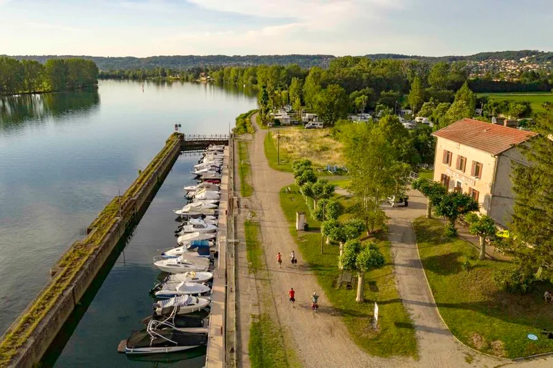 Vélo de route La Voie Bleue, Moselle-Saône à vélo ® - De Tournus à Lyon au bord de l'eau en 3 jours · Tournus