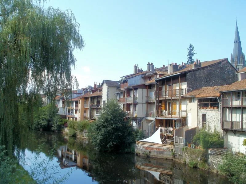 VTT Tour des Monts du Cantal en vélo électrique VTTAE ou VTCAE  – Étape 1 Aurillac – Pailherols · Aurillac