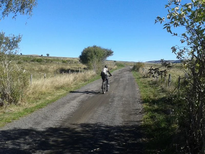 VTT Tour des Monts du Cantal en vélo électrique VTTAE ou VTCAE – Étape 2 Pailherols - Pierrefort · Pailherols