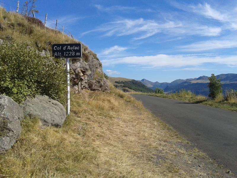 VTT Tour des Monts du Cantal en vélo électrique VTTAE ou VTCAE – Étape 7 Trizac – Col de Legal · Trizac