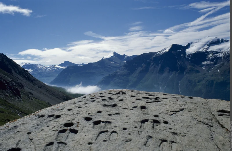 Randonnée La Pierre aux Pieds : à la découverte de la plus mystérieuse roche gravée de Haute Maurienne · Val-Cenis