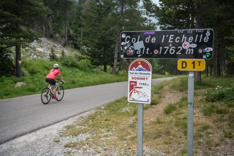 Le Col de l'Échelle à vélo · © ️Thibaut Blais · Droits d'auteur